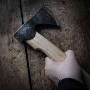 Handgjord yxa med smitt huvud och träskaft, 37 cm – handsmidd vikingatida yxa