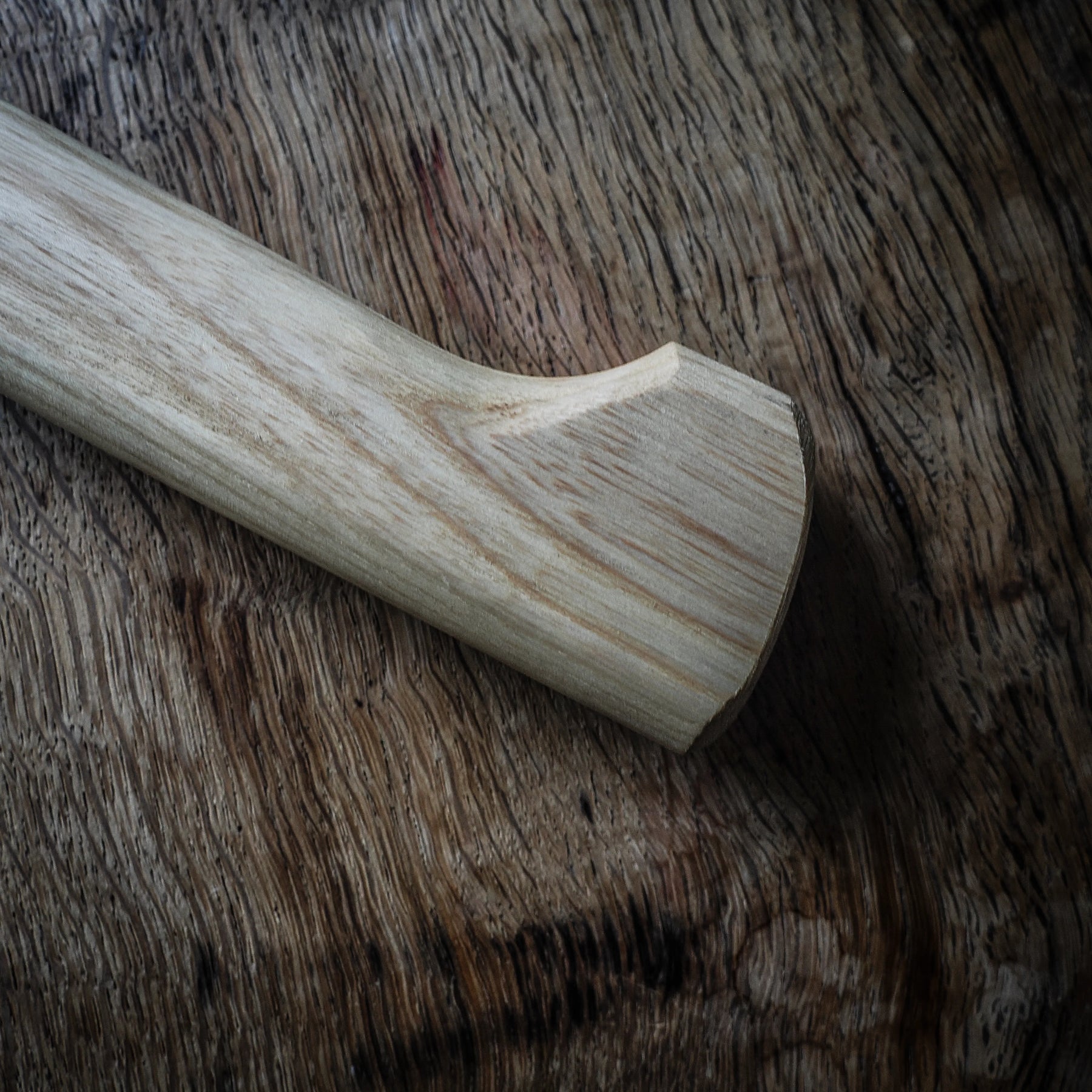 Handgjord yxa med smitt huvud och träskaft, 37 cm – handsmidd vikingatida yxa