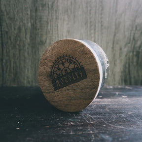 Ölmugg Vegvisir, mugg hållen i hand. Visar mönstret på framsidan.