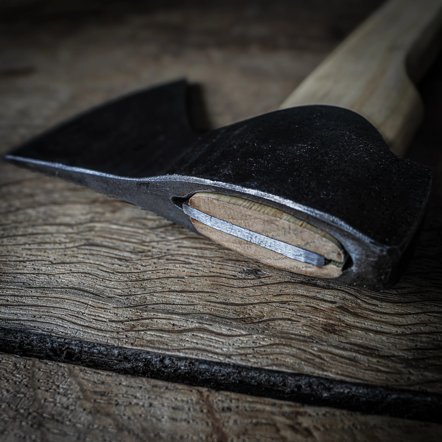 Handgjord yxa med smitt huvud och träskaft, 37 cm – handsmidd vikingatida yxa