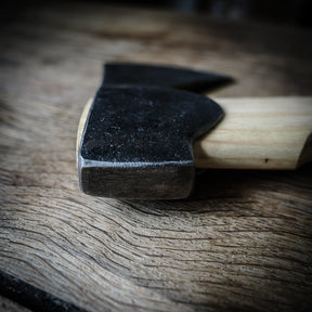 Handgjord yxa med smitt huvud och träskaft, 37 cm – handsmidd vikingatida yxa