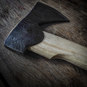 Handgjord yxa med smitt huvud och träskaft, 37 cm – handsmidd vikingatida yxa