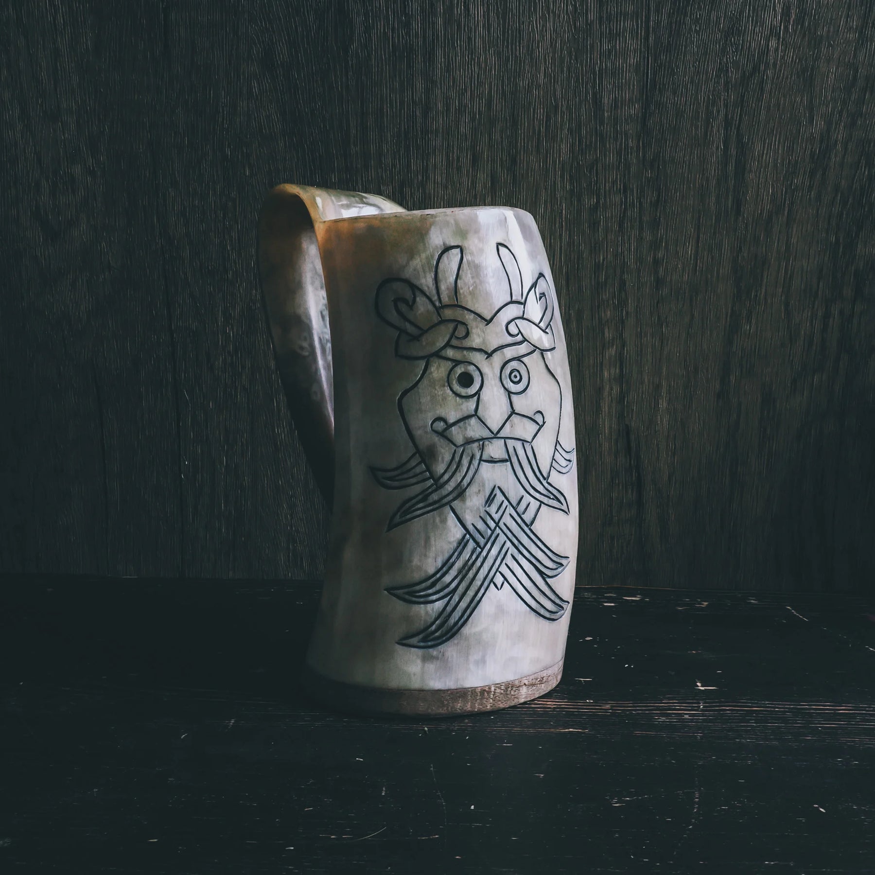 Ölmugg Odensmask, mugg visad från olika vinklar. Designen är tydligt synlig.