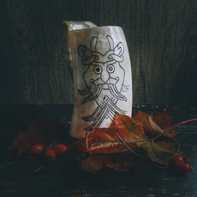 Ölmugg Odensmask, mugg visad från olika vinklar. Designen är tydligt synlig.