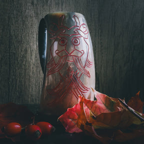 Ölmugg Odensmask, mugg visad från olika vinklar. Designen är tydligt synlig.