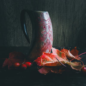 Ölmugg Odensmask, mugg visad från olika vinklar. Designen är tydligt synlig.