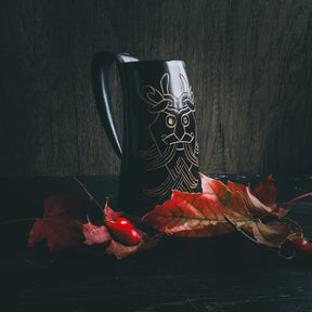 Ölmugg Odensmask, mugg visad från olika vinklar. Designen är tydligt synlig.