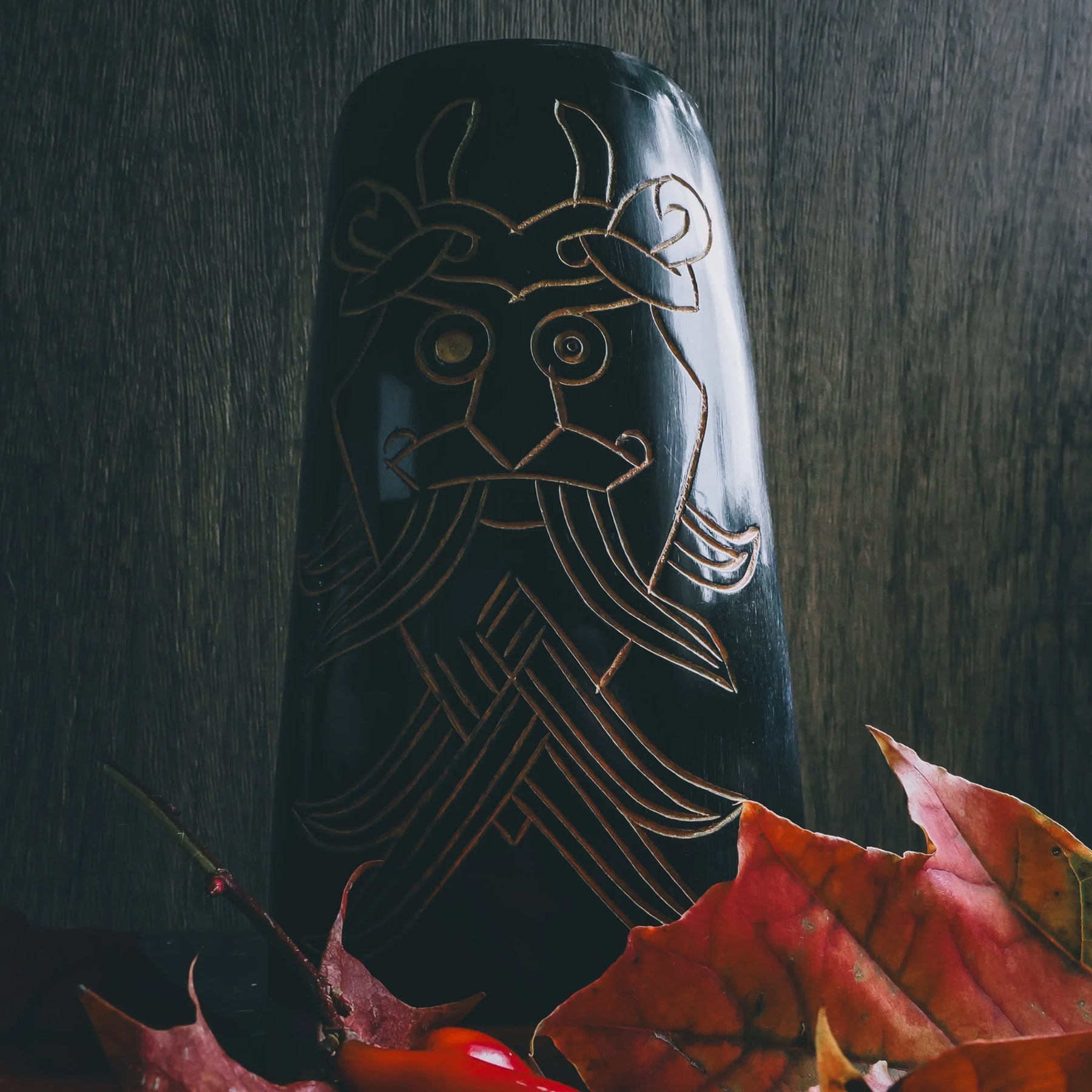 Ölmugg Odensmask, mugg visad från olika vinklar. Designen är tydligt synlig.