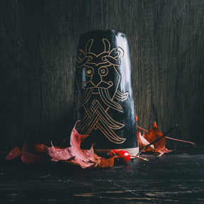 Ölmugg Odensmask, mugg visad från olika vinklar. Designen är tydligt synlig.