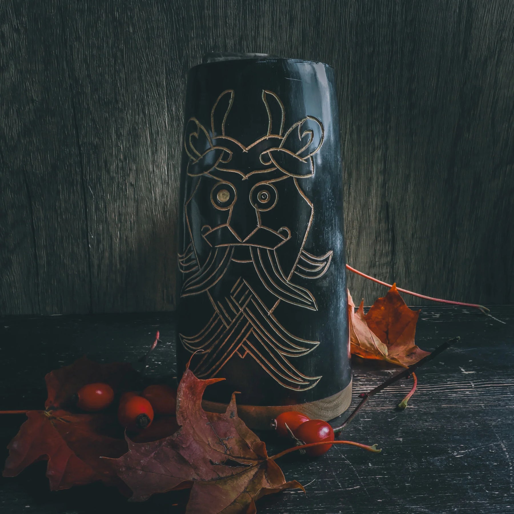 Ölmugg Odensmask, mugg visad från olika vinklar. Designen är tydligt synlig.