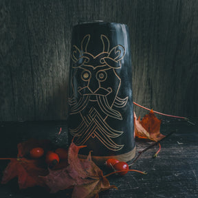 Ölmugg Odensmask, mugg visad från olika vinklar. Designen är tydligt synlig.