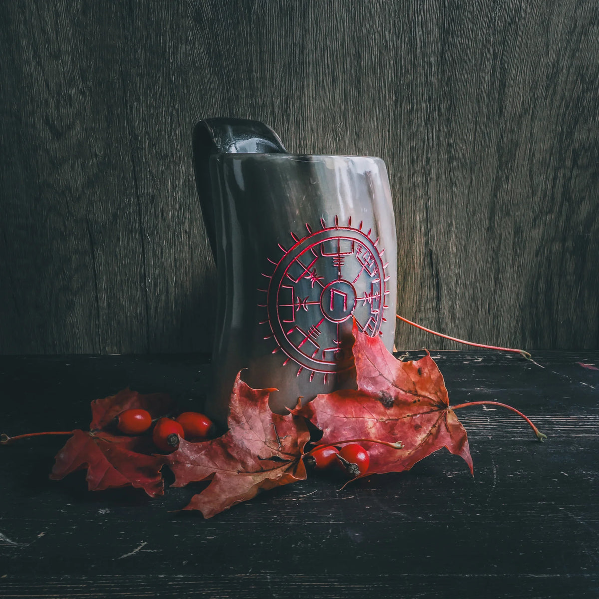 Ölmugg Vegvisir, mugg visad från olika vinklar. Designen är tydligt synlig.
