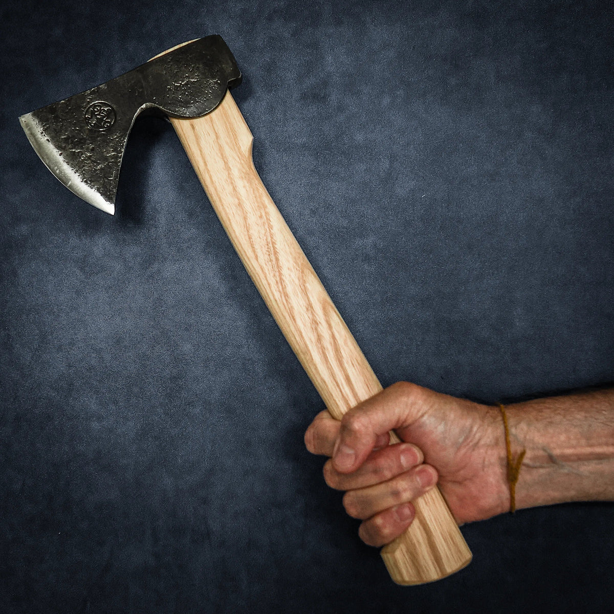 Handgjord yxa med smitt huvud och träskaft, 37 cm – handsmidd vikingatida yxa