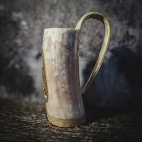 Hornmugg framifrån med Urnes drake. Klart pyrografi-arbete visar nordiska mönster och djup skärning.