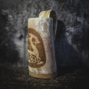 Hornmugg med Urnes drake-motiv från vinkel som visar skålens form och skärningens djup. Pyrografi skapar kontrast i nordisk design.