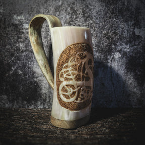 Hornmugg med Urnes drake-motiv och handtag synligt. Djup skärning och pyrografi visar nordisk traditionskonst.