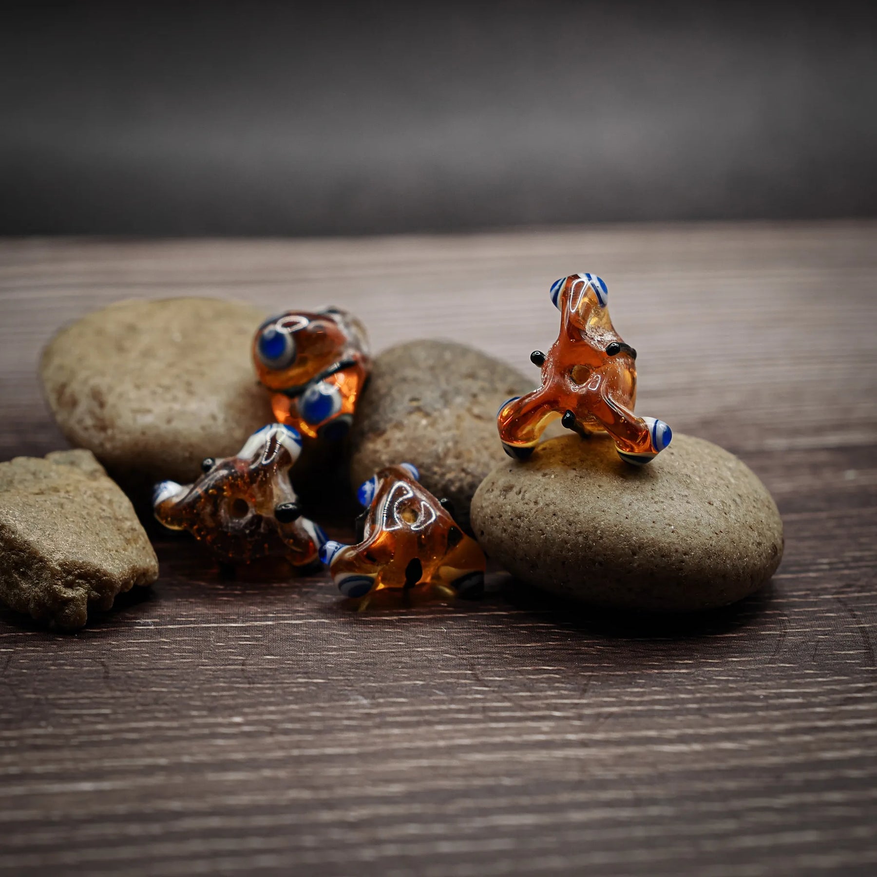 Orange pärla med ögon, produktbild visar designen och materialet.