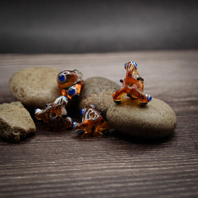 Orange pärla med ögon, produktbild visar designen och materialet.