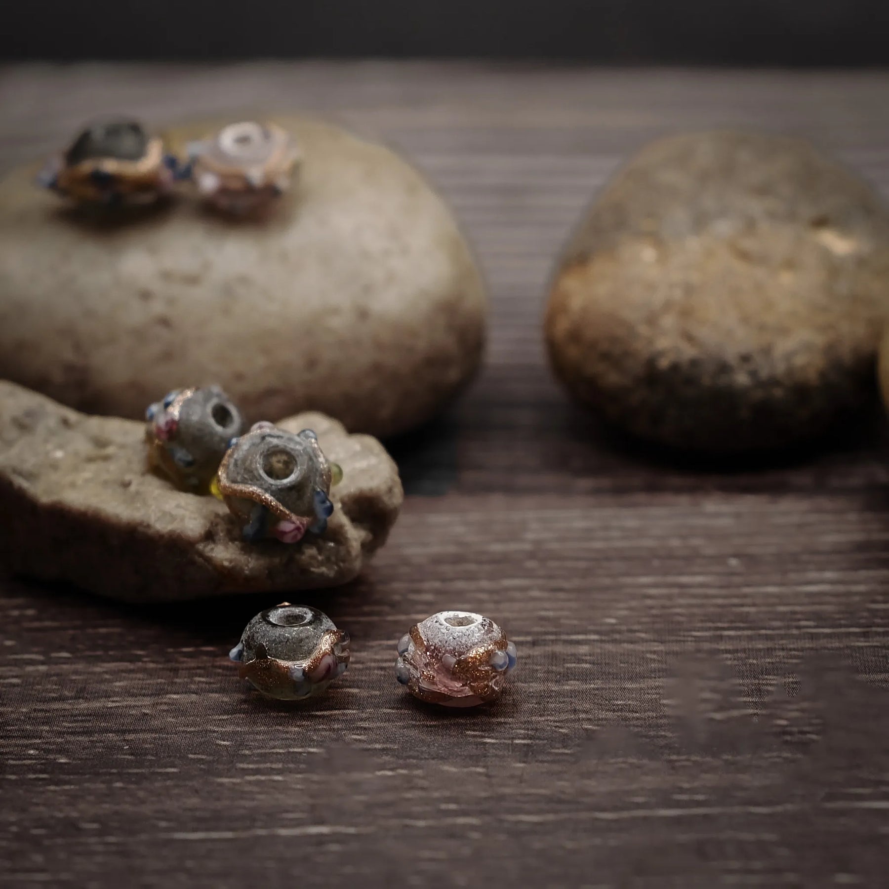 Små festliga glaspärlor med glitter och metallic yta