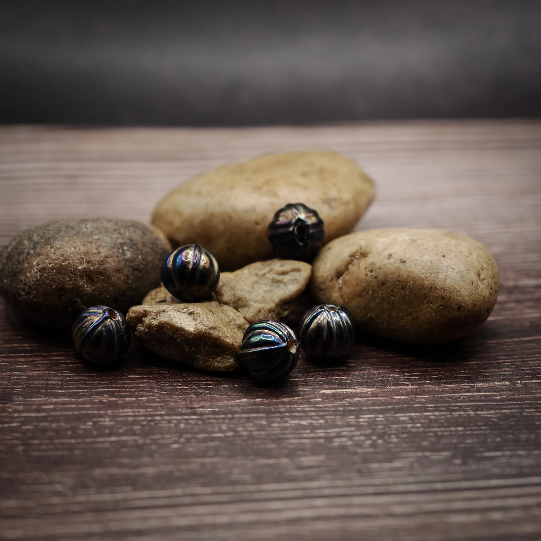 Silverpläterad bronsperlesamling med radiell ribbstruktur på stenar, visar autentisk vikingainspirerad smyckeshantverk