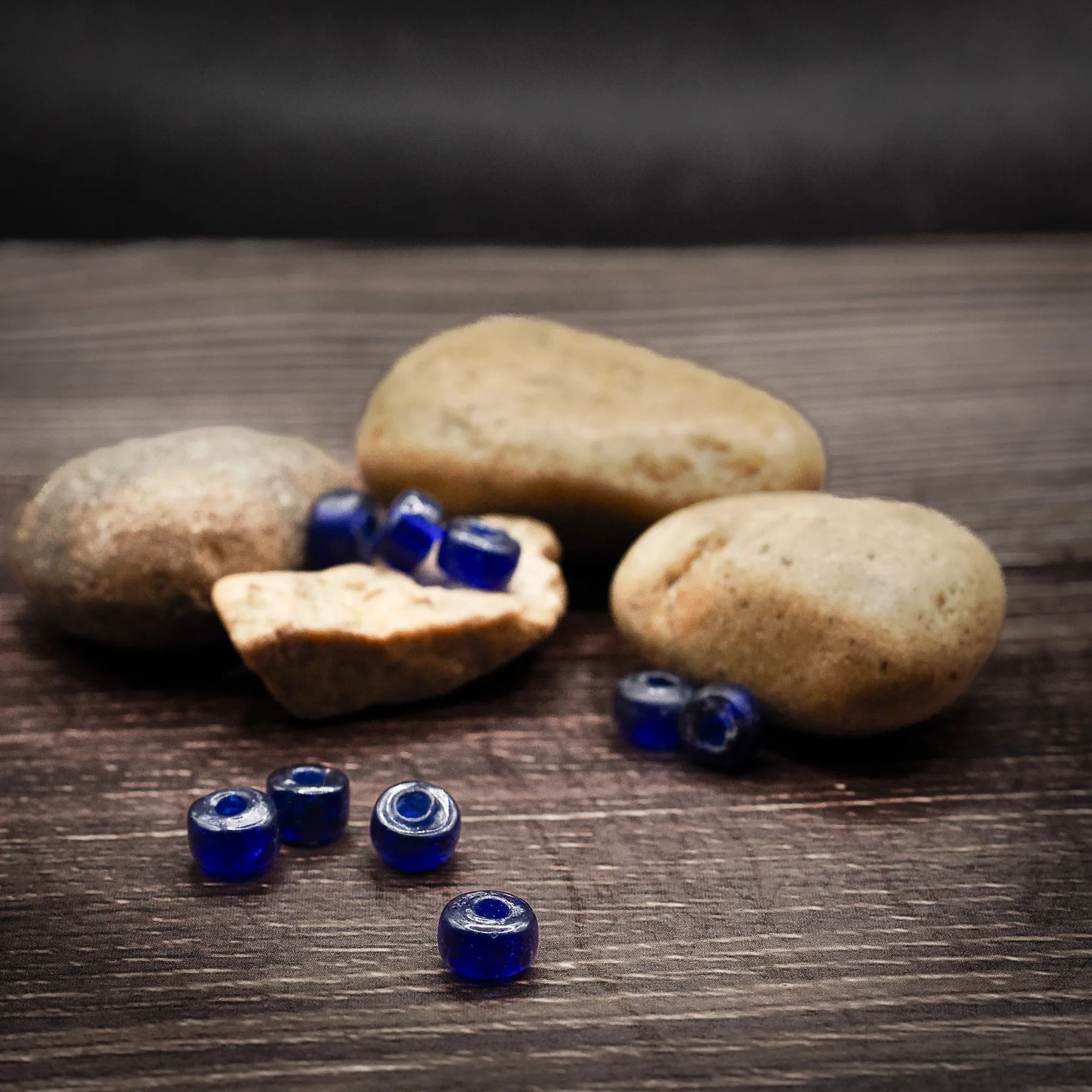 Ultramarinblå glaspärla, närbild på produktens detaljer och arbete.