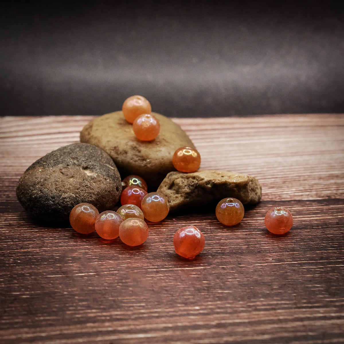 Orange glaspärla med pärlemorsken - round orange glass beads with pearlescent finish, 7mm diameter, with iridescent coating