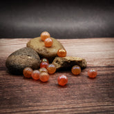 Orange glaspärla med pärlemorsken - round orange glass beads with pearlescent finish, 7mm diameter, with iridescent coating
