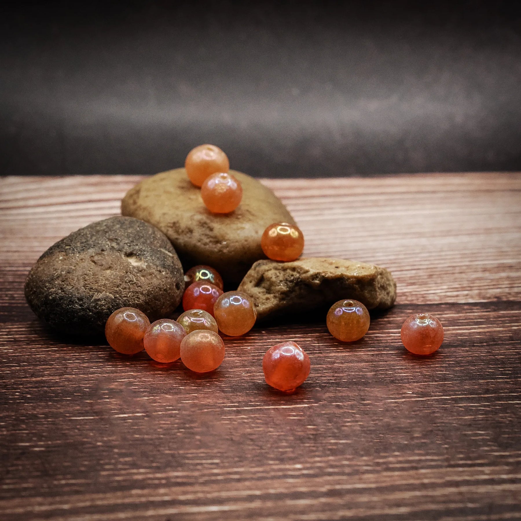 Orange glaspärla med pärlemorsken - round orange glass beads with pearlescent finish, 7mm diameter, with iridescent coating