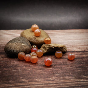 Orange glaspärla med pärlemorsken - round orange glass beads with pearlescent finish, 7mm diameter, with iridescent coating