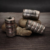 Stor cylinderformad glaspärla med metallisk färgton, 15mm diameter och 30mm långt, från Ragnarök-serien med vikingisk estetik