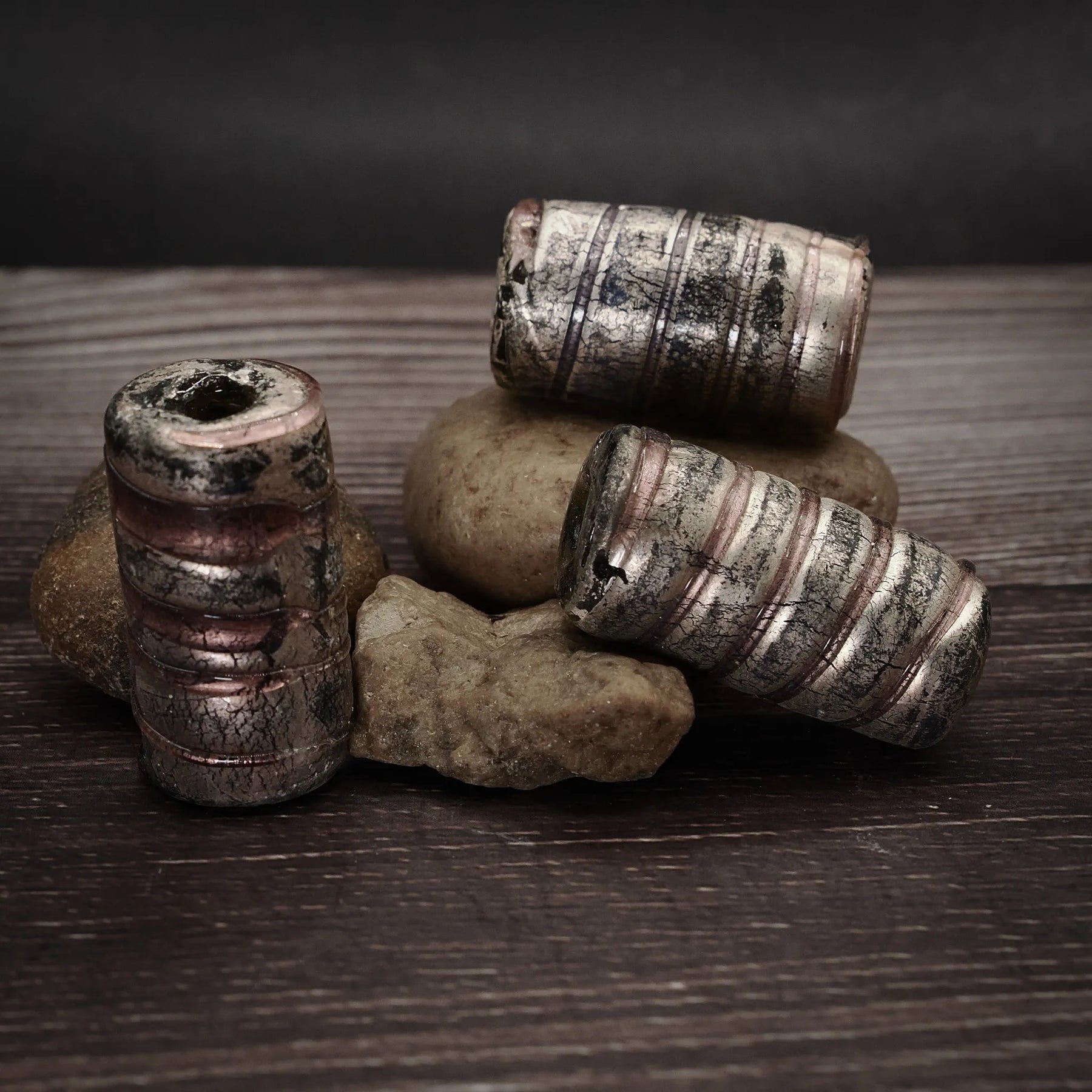 Stor cylinderformad glaspärla med metallisk färgton, 15mm diameter och 30mm långt, från Ragnarök-serien med vikingisk estetik
