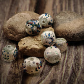 Rund glaspärla med konfetti  prickar, produktbild visar designen och materialet.