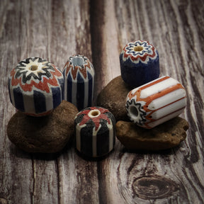 Pärlmix glaspärlor med mönster, produktbild visar designen och materialet.