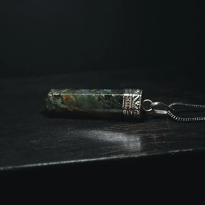Stenhänge med Labradorit - grön-blå kristallhänge med iriserande nordlyseffekt på rakad kedja med mässingprydd hållare