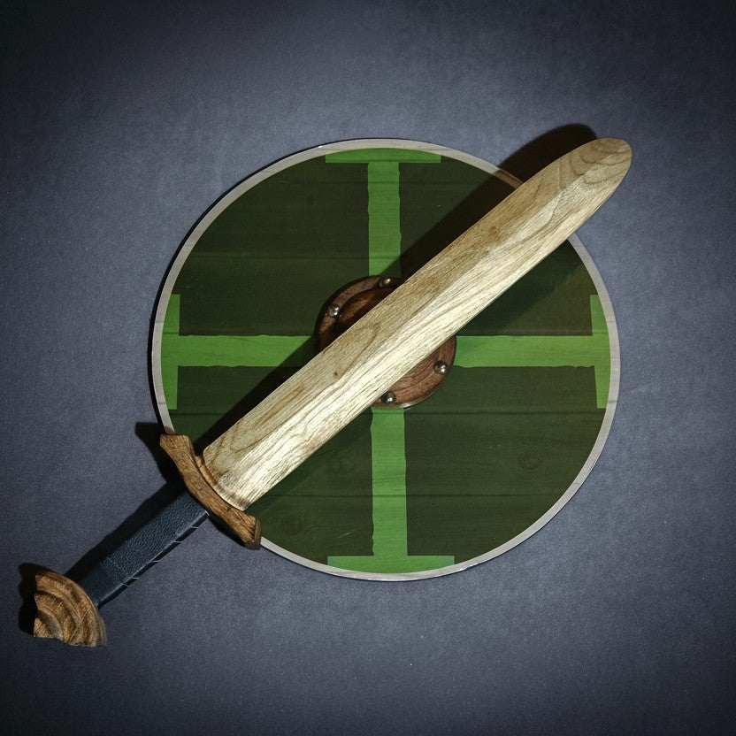 Barnsköld i trä med grönt korsmönster och träsvärd, vikingainspirerat leksaksset
