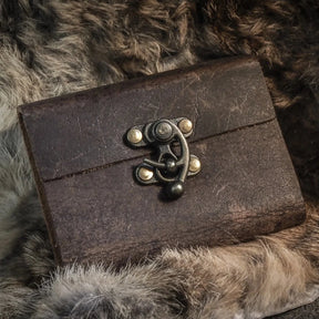 Liten läderbok med krok - handgjord läderjournal i mörkbrunt läder med vikingainspirerad mässing krok och prydnadsnit