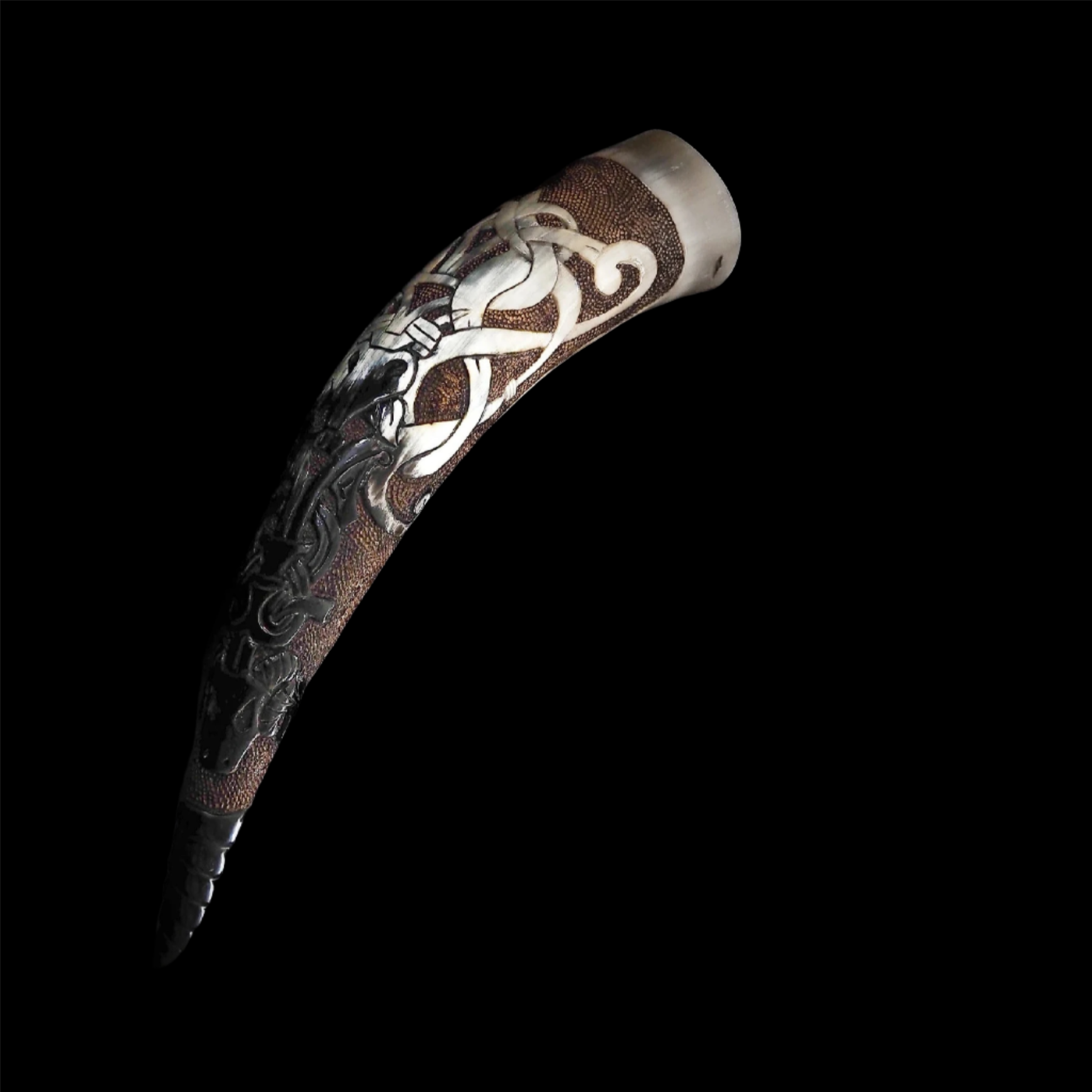 Vitskurat ben-kors på moss och sten. Vitekrist halsband med hand-snidad design och runmedalj i naturligt ljus. Brunt läderband och kraftig omslutning visar traditionell hantverkskvalitet.