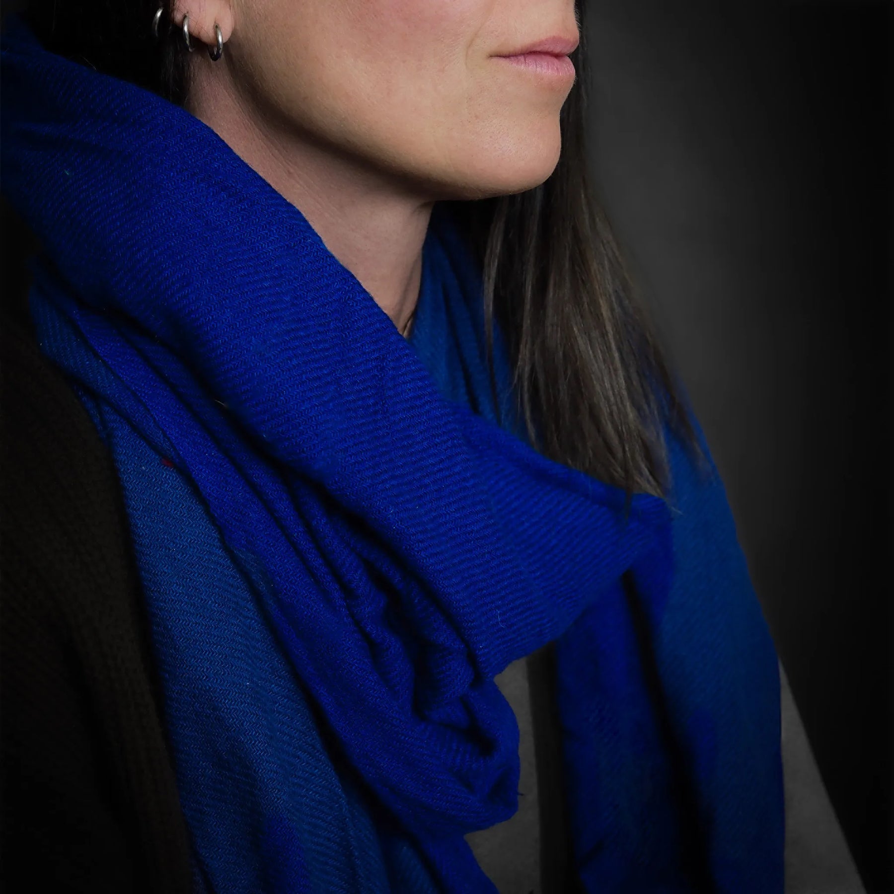 Kornblå kashmirlans bärd av modell från profilvy, visar naturlig drapering och elegant stil