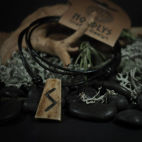 Handgjord Nordiska Runor halsband av oxben med Berkano-runan på svart lädersnöre, stiliserat med naturliga element och mörkrätverk.
