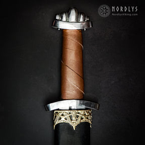 Vikingasvärd med femlobad pommel av silver och lädergreppet. Professionell produktfoto från Nordlys Viking.