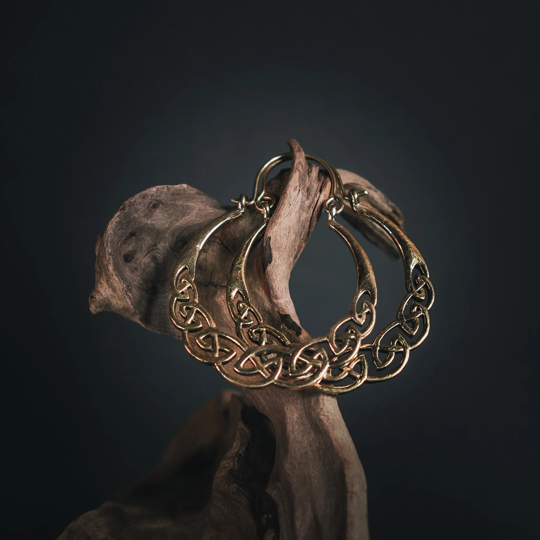 Keltiska örhängen i mässing med antikt silverfinish, detaljerad flätad knotwork och evighetsknut, handgjorda viking-inspirerade örhängen