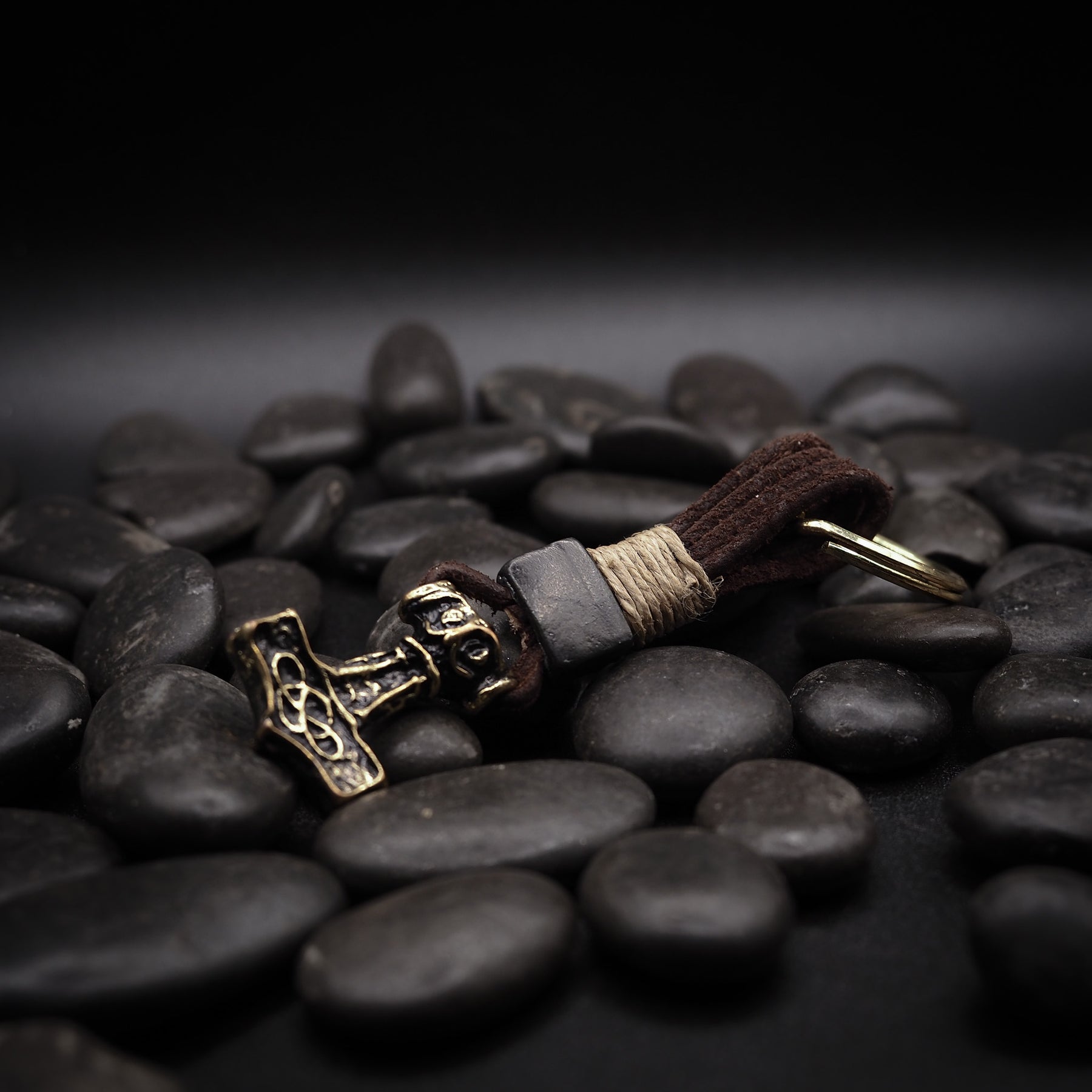Nyckelring med Torshammare i brons med Ödeshög-inspirerad design och vikingsk knotteknik.