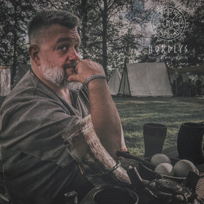 Varga flätat armband, silverfärgad mässing med intrikat flätat mönster.