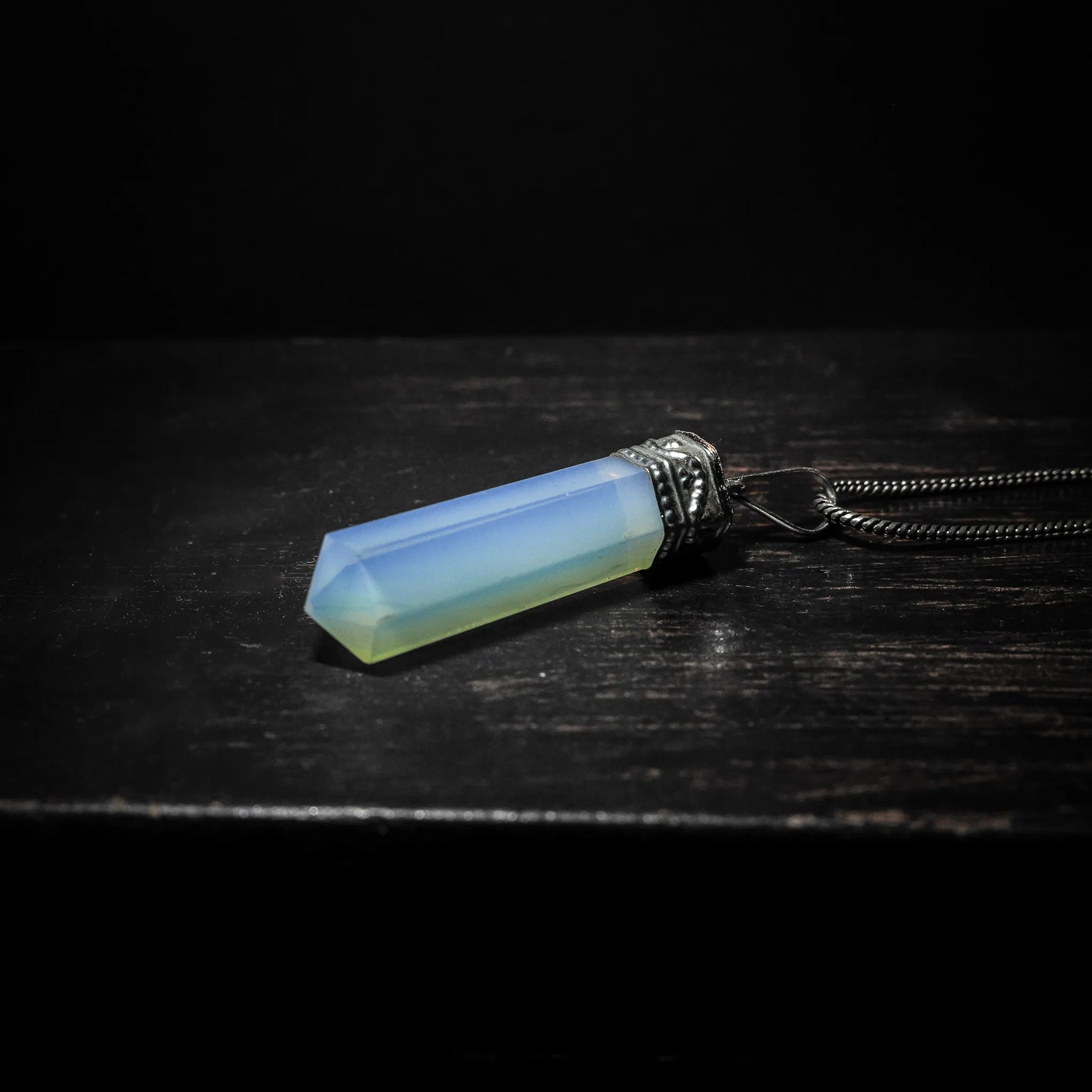 Stenhänge med Opalit - syntetisk glaskristall med mjökt blå-gul gradient på mässingsfästad kedja