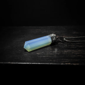 Stenhänge med Opalit - syntetisk glaskristall med mjökt blå-gul gradient på mässingsfästad kedja