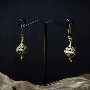 Vikingapärlor örhänge i mässing - filgran filigransfärgat arbete med ornamental krok och sfärisk pärldesign