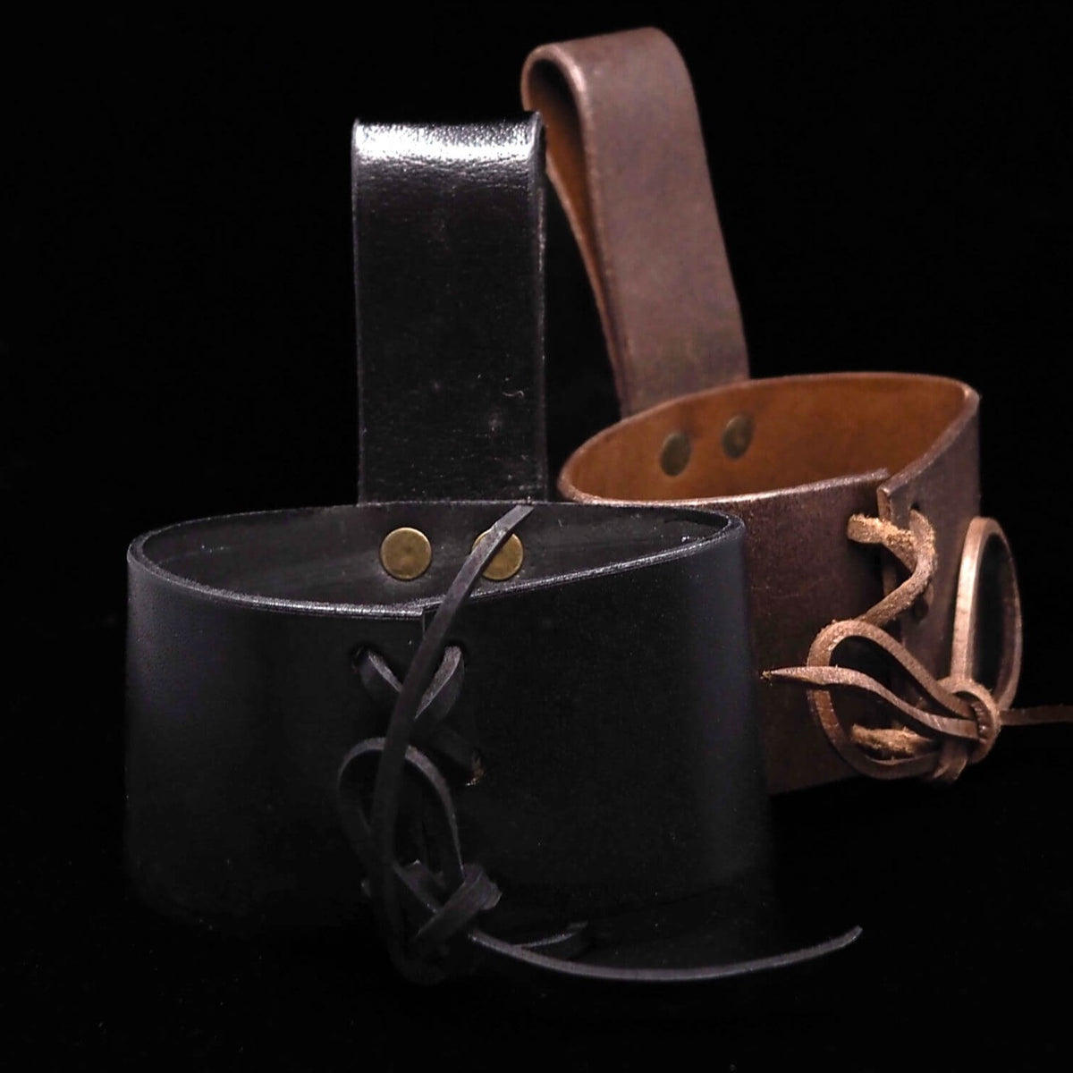 Stor hornhållare för bälte med stort organiskt horn (800-2000ml) i mässingsfattning och svart läder, vikingdesign.