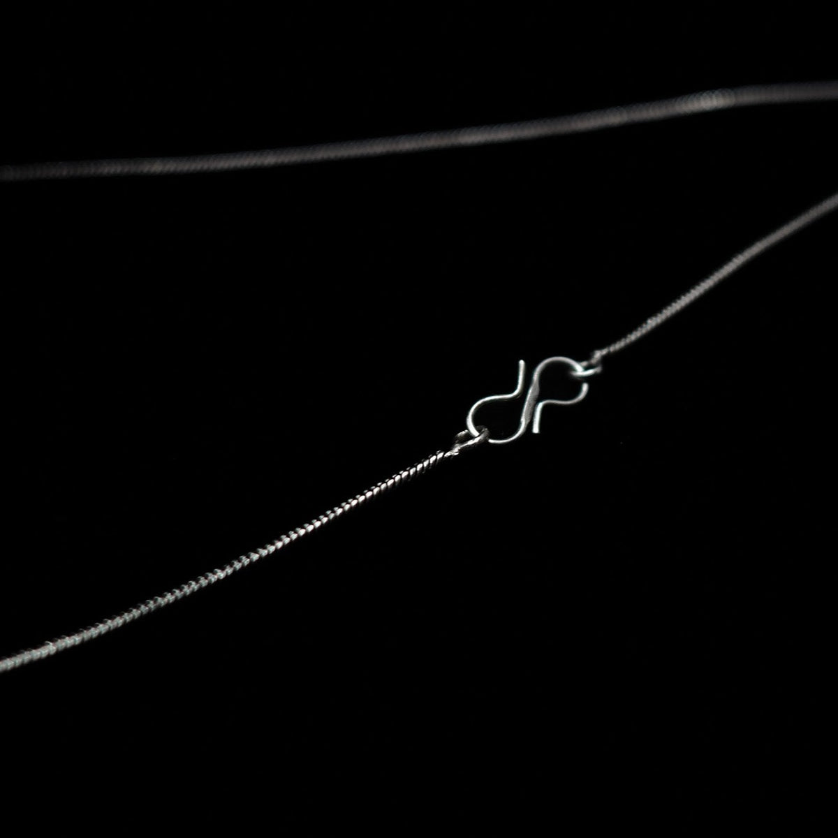 Längre 75cm silverplätering kedja på mannekäng, visande draperingslängd