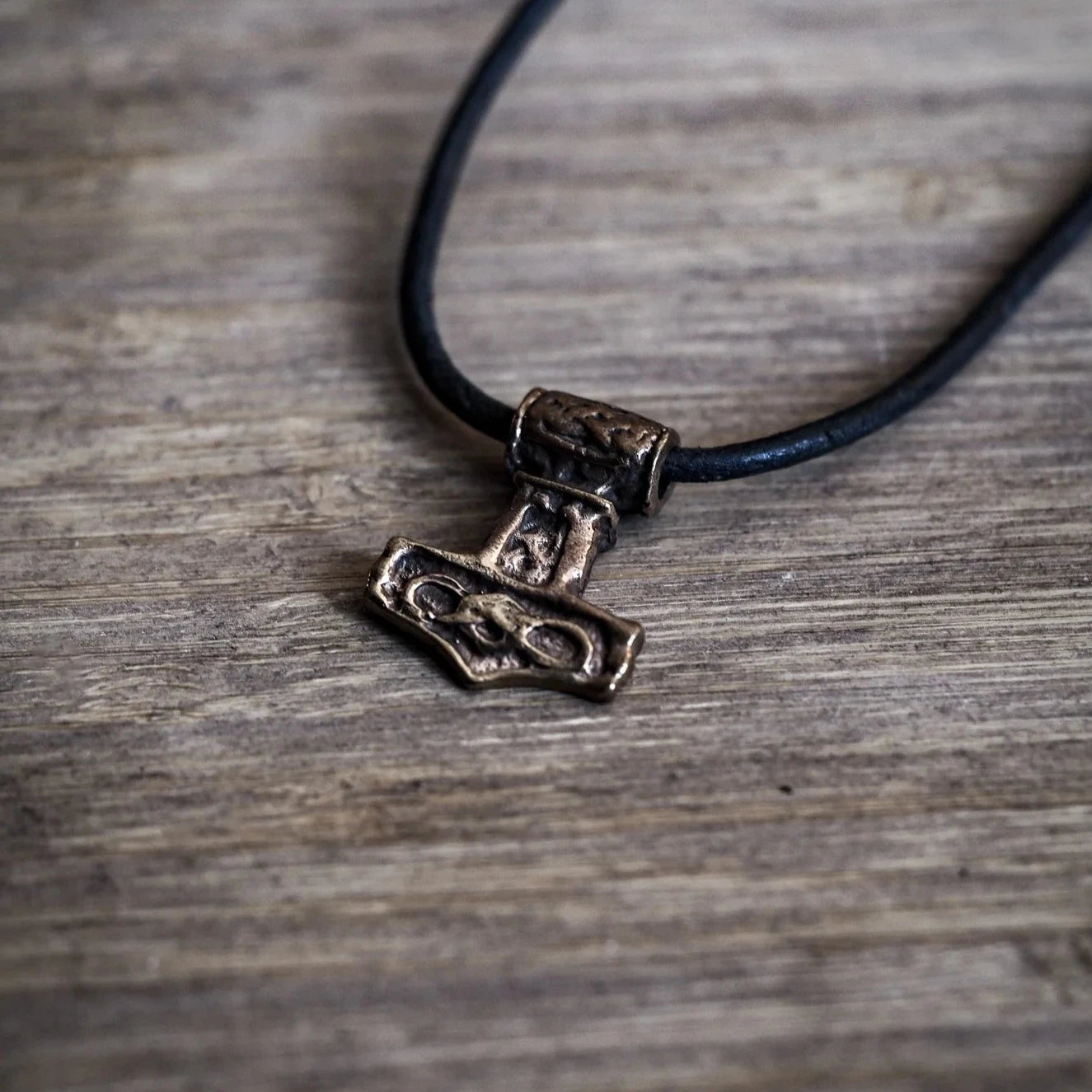 Torshammare Valhalla, brons, smycke med vikingtemadesign.