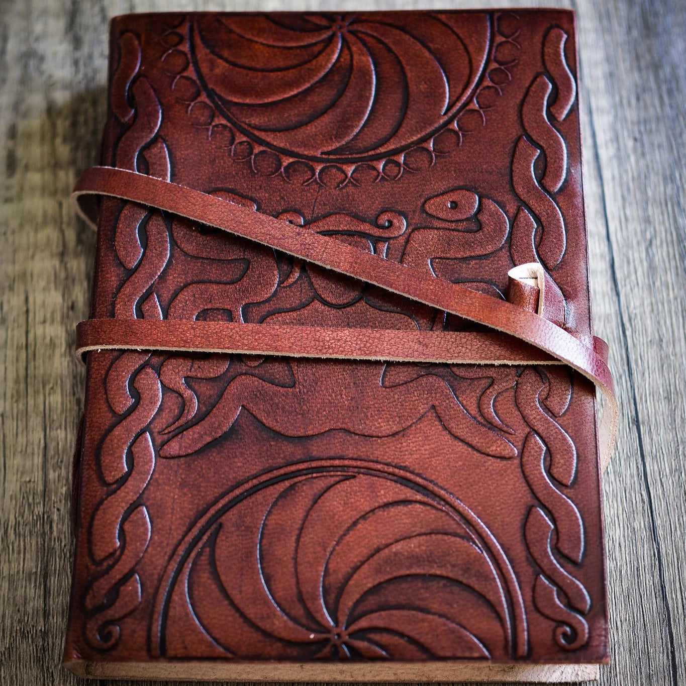 Urgudinnan-Anteckningsbok, läderbok med håndgjord design.